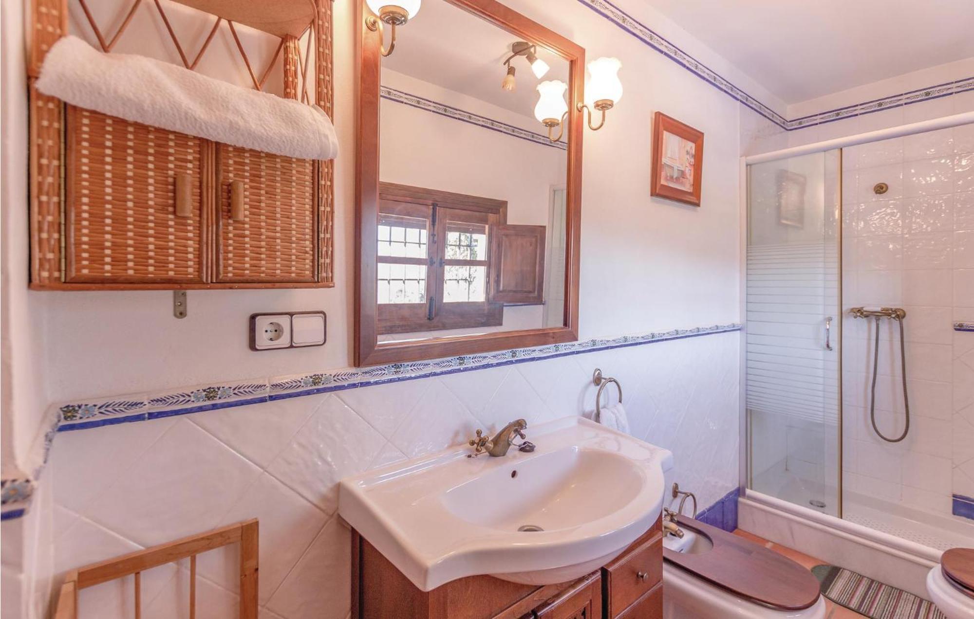 8 Bedroom Lovely Home In 이즈나얄 외부 사진