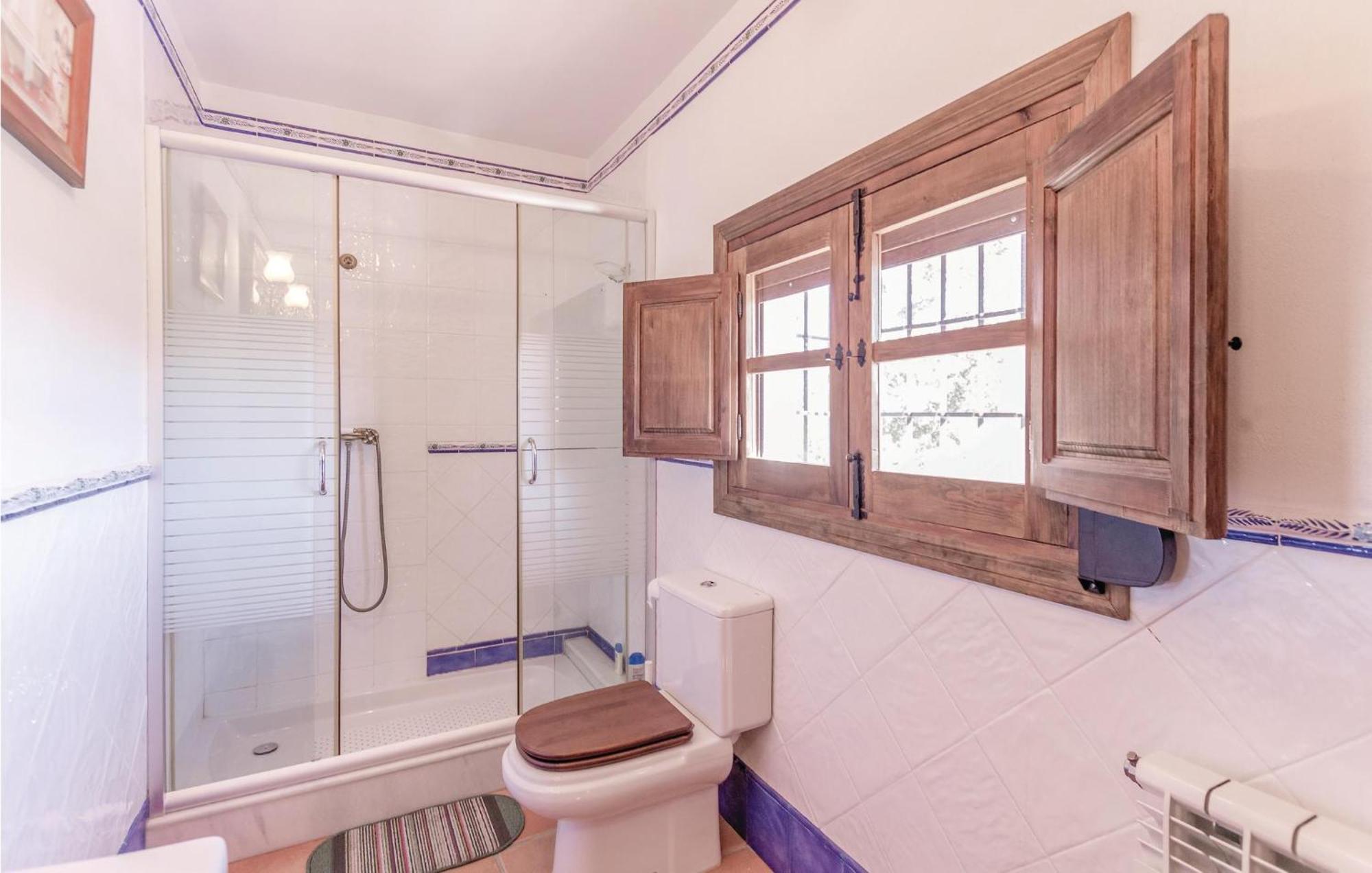 8 Bedroom Lovely Home In 이즈나얄 외부 사진