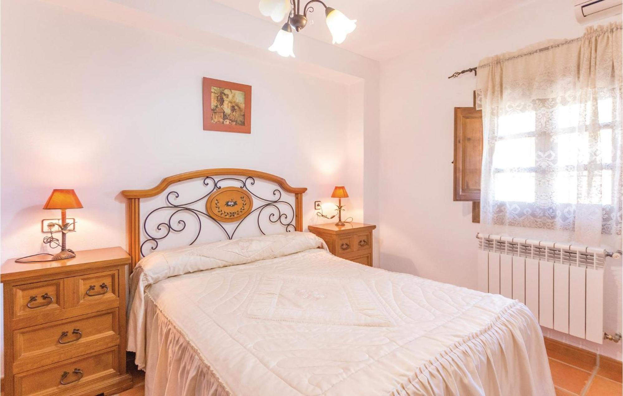 8 Bedroom Lovely Home In 이즈나얄 외부 사진